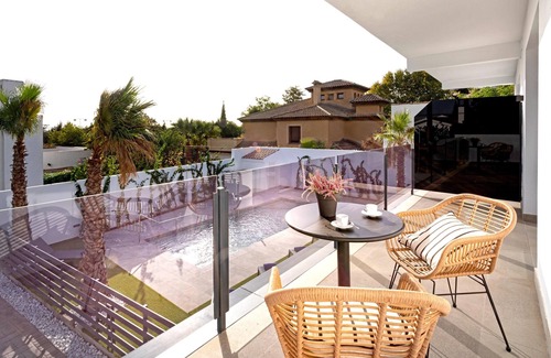 Distrito Norte Sierra Apartment | Apartment adapted for disabled with terrace and pool. Arruzafa IV
