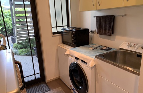 Ahuriri Apartment | Apartment Ahuriri short stroll to beach.