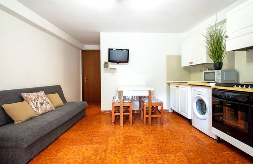La Pietraia Apartment | Apartment 'Alghero Holiday Home Near The Beach' with Shared Garden