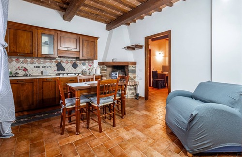 Catabbio Apartment | Apartment 'Appartamento Silver' with Shared Pool and Shared Garden