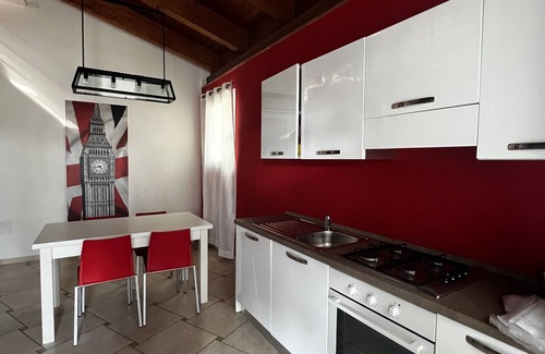 Chioggia Apartment | Apartment 'Appartamento Londra' with Shared Pool, Private Terrace and Air Conditioning