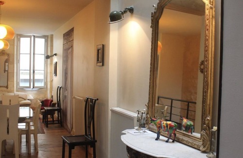 Bordeaux Golden Triangle Apartment | Apartment 'Appartement Luxueux Centre' with Balcony, Wi-Fi and Air Conditioning