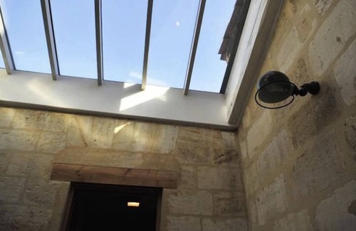 Bordeaux Golden Triangle Apartment | Apartment 'Appartement Luxueux Centre' with Balcony, Wi-Fi and Air Conditioning