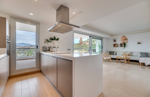 Benahavis Apartment | Apartment 'Avalon' with Sea View, Wi-Fi and Air Conditioning
