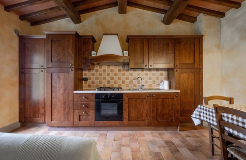 Radicofani Apartment | Apartment 'Bosco' with Shared Terrace, Shared Garden and Wi-Fi
