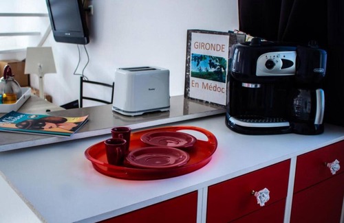 Lesparre-Medoc Apartment | Apartment 'Bureau Lesparre-médoc, Gironde' with Wi-Fi