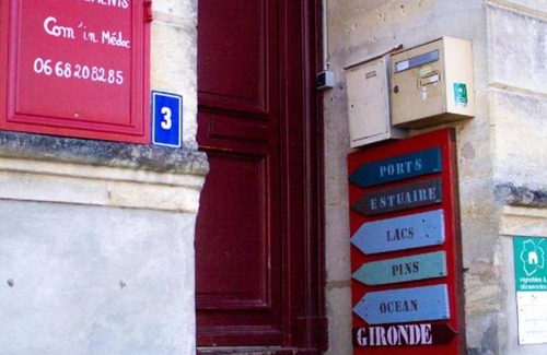 Lesparre-Medoc Apartment | Apartment 'Bureau Lesparre-médoc, Gironde' with Wi-Fi