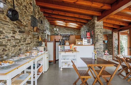 Ordes Apartment | Apartment 'Camino' with Shared Terrace, Private Garden and Wi-Fi