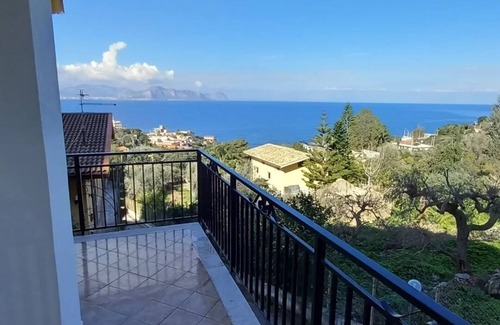 Aspra Apartment | Apartment 'Casa Mongerbino' with Sea View, Wi-Fi and Air Conditioning