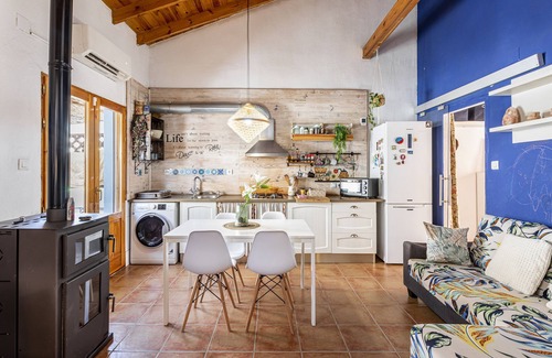 Alaquas Apartment | Apartment 'Casita Mona Y Acogedora' with Private Terrace, Wi-Fi and Air Conditioning