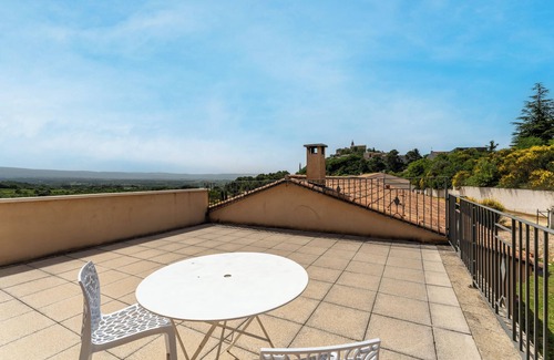 Crillon-le-Brave Apartment | Apartment 'Chambre Jasmin' with Mountain View, Wi-Fi and Air Conditioning