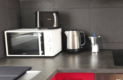 Zaidin Apartment | Apartment 'Charming Top-floor With Balcony', Wi-Fi and Air Conditioning