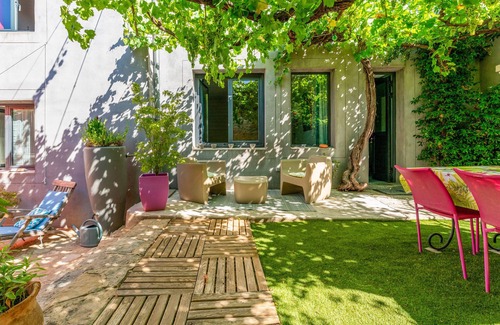 Rasteau Apartment | Apartment 'Côté Vigne' with Shared Pool, Private Terrace and Wi-Fi
