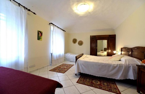 Castell'Alfero Apartment | Apartment 'Country House Bea' with Shared Pool, Shared Garden and Wi-Fi