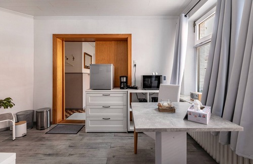 Wesselburen Apartment | Apartment 'Das Weiße Stadthaus' with Wi-Fi