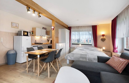 Hedwigenkoog Apartment | Apartment 'Deichblick 3' with Shared Garden and Balcony