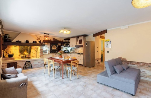 Miggiano Apartment | Apartment 'Dimora Dei Capperi' with Private Terrace, Wi-Fi and Air Conditioning