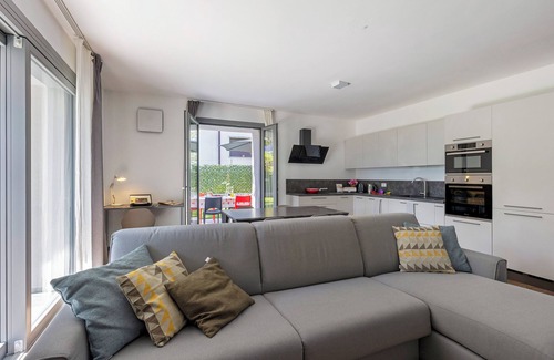 Salo Apartment | Apartment 'Donne Del Lago Veronica Elsa' with Lake View and Shared Pool