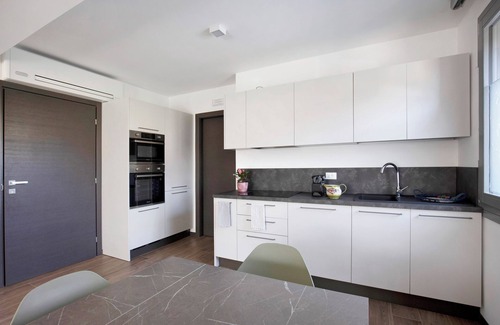 Salo Apartment | Apartment 'Donne Del Lago Veronica Elsa' with Lake View and Shared Pool
