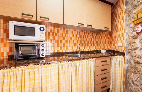 La Pobla de Benifassa Apartment | Apartment 'Loft Cuco' with Mountain View and Wi-Fi