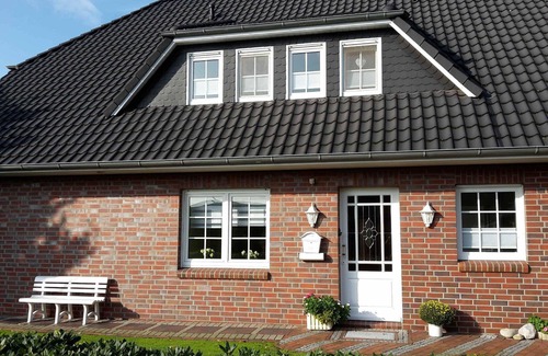 Bad Zwischenahn Apartment | Apartment 'Fewo Meer Und Moor' with Private Terrace, Private Garden and Wi-Fi