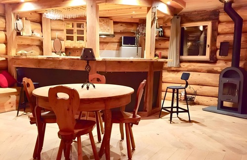 Collonges-sous-Saleve Ski Chalet | Apartment 'Kota Orjobet' with Mountain View, Private Terrace and Wi-Fi