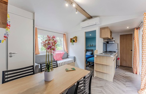 Saint-Julien-en-Born Apartment | Apartment '2 Bedrooms with AC' with Shared Pool, Private Terrace, and Air Conditioning