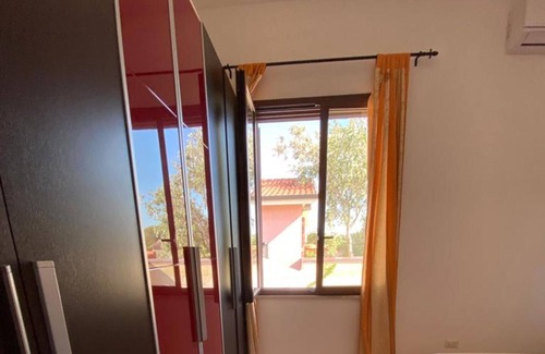 Sa Rocca Tunda Apartment | Apartment 'Gio E Pie House' with Private Garden, Wi-Fi and Air Conditioning