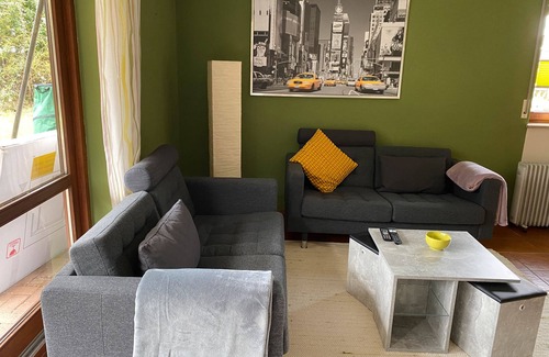 Sulgen Apartment | Apartment 'Heinrich' with Private Terrace, Private Garden and Wi-Fi