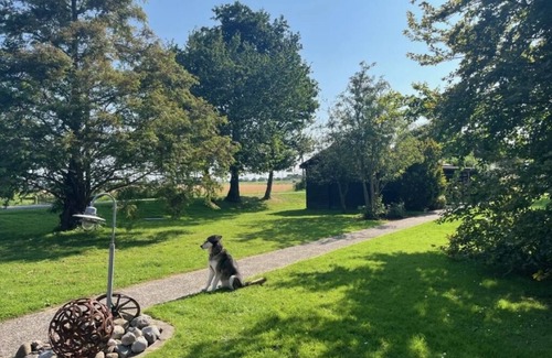 Wesselburenerkoog Apartment | Apartment 'Holzhaus' with Private Terrace, Private Garden and Wi-Fi