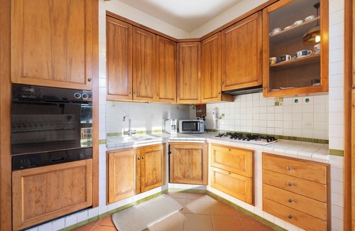 Campochiesa Apartment | Apartment 'Home Charlene' with Garden and Wi-Fi