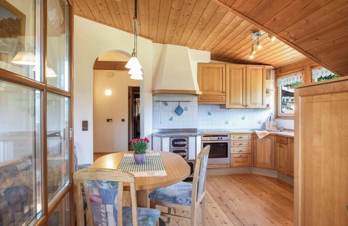 Aldino Apartment | Apartment "Huanzhof Weißhorn" with Mountain View, Garden & Terrace