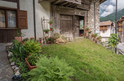 San Lorenzo in Banale Apartment | Apartment "Il Ponte del Borgo" with Mountain View in the South of Lago di Molveno