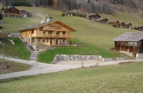Le Grand-Bornand Apartment | Apartment in chalet Jeanne-Marie-in the heart of the old village Chinaillon