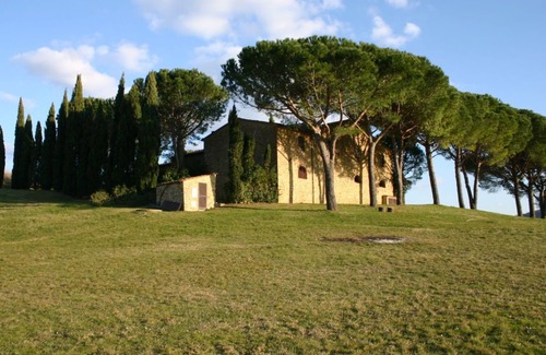 Casale Marittimo Apartment | Apartment in a country house on a hill overlooking the sea with a large park and swimming pool