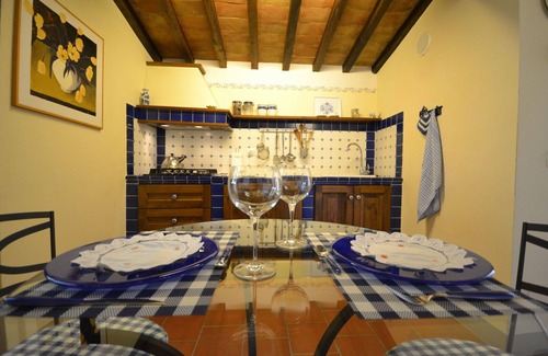 Il Borgo Villa | Apartment in villa with hot tub, WIFI, A/C, pool, TV, panoramic view, parking, close to Cortona