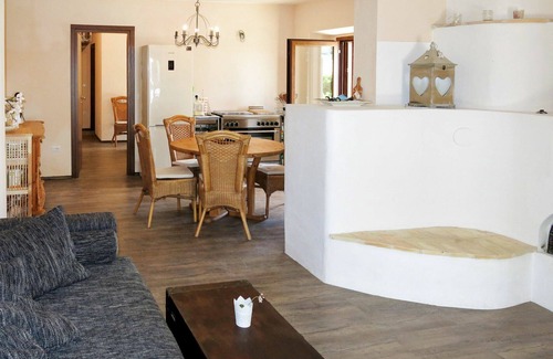 Cologna Spiaggia Villa | Apartment in villa with WIFI, hot tub, A/C, pool, TV, patio, pets allowed, panoramic view, parking