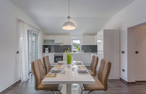 Vrvari Apartment | Apartment Jakov III with Balcony and Pool View
