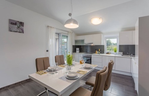 Vrvari Apartment | Apartment Jakov III with Balcony and Pool View