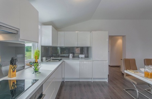 Vrvari Apartment | Apartment Jakov III with Balcony and Pool View