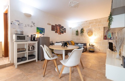 Municipio 1 Apartment | Apartment 'La Suite In Centro, with Spa' with Wi-Fi and Air Conditioning