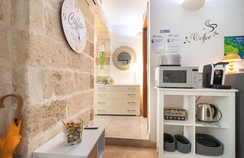 Municipio 1 Apartment | Apartment 'La Suite In Centro, with Spa' with Wi-Fi and Air Conditioning