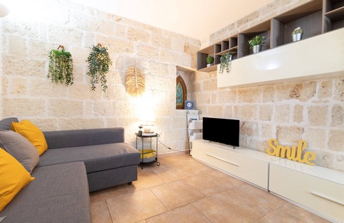 Municipio 1 Apartment | Apartment 'La Suite In Centro, with Spa' with Wi-Fi and Air Conditioning