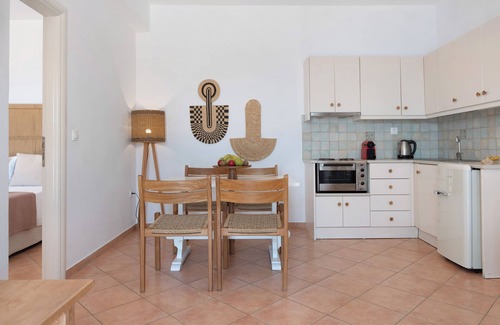 Astypalaia Apartment | Apartment 'Lefkanthemo' with Sea View, Wi-Fi and Air Conditioning