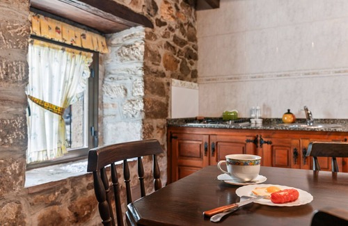 Caunedo House | Apartment 'Lorences D' with Mountain View