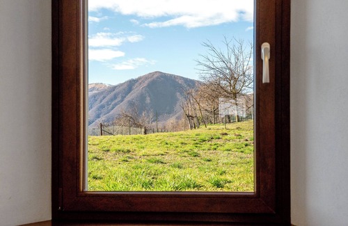 Pratolungo Apartment | Apartment 'Luna' with Lake View, Shared Pool and Wi-Fi