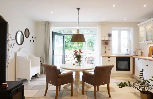 Hogel Apartment | Apartment 'Lütje Orange' with Private Terrace, Shared Garden and Wi-Fi