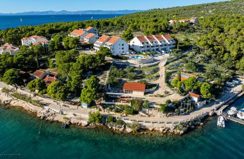 Cove Makarac (Milna) Apartment | Apartment Milna - with Swimming Pool & Amazing Seaviews, above Bijaka Beach