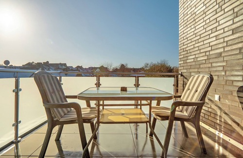 Gronau Apartment | Apartment 'Neubau Mit Balkon' with Balcony
