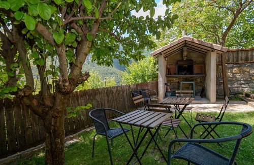 Lardies Apartment | Apartment 'Olmo' with Mountain View, Shared Pool and Wi-Fi